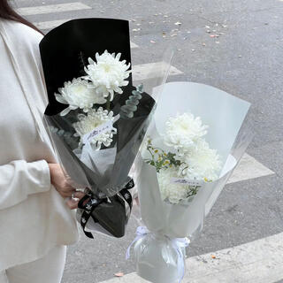 Fresh flower gift for tomb sweeping day, single yellow and white chrysanthemum, real flowers, express delivery within the city and nationwide, tomb sweeping, ancestor worship, and offering flowers. price for 1 bouquet. single small chrysanthemum bouquet - minimum delivery of 10 bouquets.