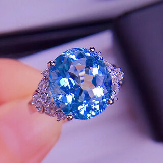 Chenru's extremely beautiful santa maria aquamarine ring is extremely beautiful inlaid with 18k south african diamonds.