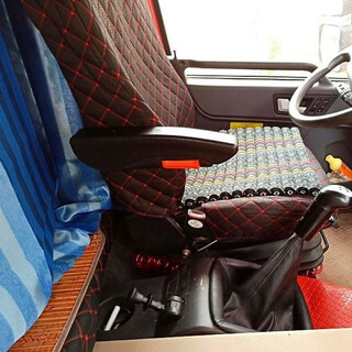 Sheep princess dongfeng tianlong tianjin jiefang j6 light truck heavy truck car seat armrest free of punching and modification universal black standard bracket armrest 38cm