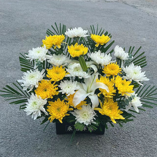 Flowers and qianxun flowers express chrysanthemum flower bouquet tomb-sweeping day memorial ceremony funeral grave sweeping flowers visiting graves and condolences delivered within the city 25 chrysanthemums and lily hand-held flower baskets