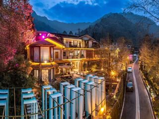 Qingchengshan banshan guishu hot spring hotel room