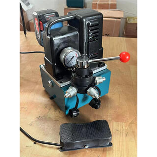 Qq700 small electric hydraulic oil pump ultra-high pressure electric pump solenoid valve with foot pedal hydraulic press hydraulic press rechargeable 3l three-circuit pedal model with 6.0v battery