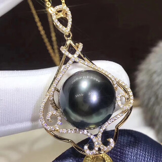 Tingbai's origin is tahiti black pearl pendant, malachite green pendant, strong luster, noble atmosphere and high quality.