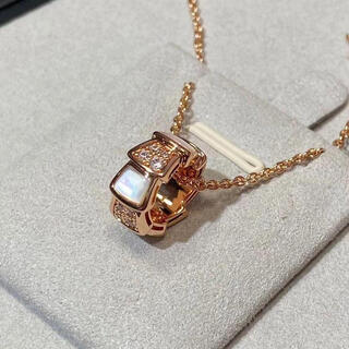 Shien baojia sterling silver plated 18k rose gold necklace pendant clavicle chain snake bone diamond mother-of-pearl light luxury high-end sweater chain white snake bone necklace