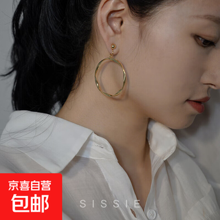 Super quality large hoop ear clips for women with no pierced ears and round faces. high-end exaggerated hoop earrings to look slim. 1 pair of large hoop ear clips (gold). 1 pair of mosquito repellent coil ear clips.