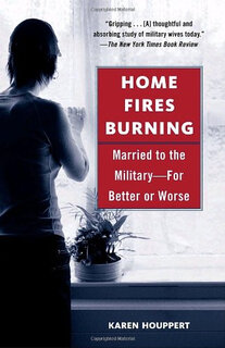家庭火灾燃烧 嫁给军队 Home Fires Burning  Married to the Military-for  进口原版 英文