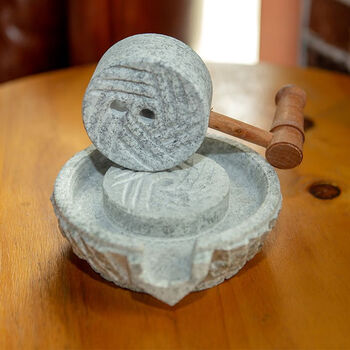 Bonison small stone mill household millstone natural millstone hand-pushed old-fashioned bluestone granite handmade small intestine powder machine rice milk ornament model can only be viewed 8*13cm