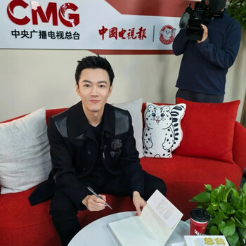 Signed version of long yang, the characters of the main station, when the stars of the times shine. signed version of zhang tao, the characters of the main station, when the stars of the times shine.