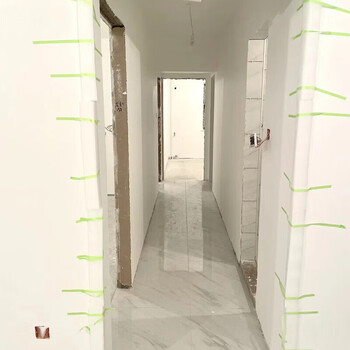 Anti-collision foam sponge l-shaped pearl cotton corner guard and edge guard for decoration door frame and corner furniture and equipment protection can be customized. thickness 10 sides height 60 length 1 meter 25 strips per pack. with weak textured paper 36 meters (required for decoration)