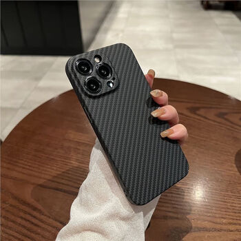 Suitable for anti-fingerprint all-inclusive hard shell iphone14 carbon fiber pattern new apple 13promax mobile phone case 15plus kevlar men's all black bare metal, anti-sweat and anti-fingerprint iphone15pro