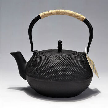 Cast iron teapot surrounded by charcoal stove open flame heating special handmade cast iron kettle uncoated kettle teapot 1800ml particle iron kettle with tea net 1ml