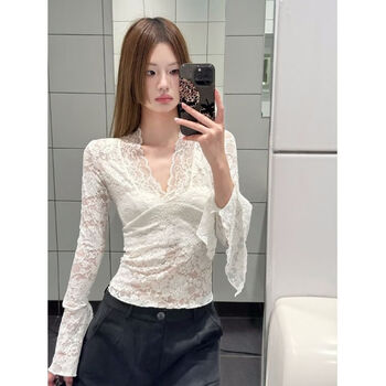 Yiyi lace bottoming shirt with white inner layer, 2025 new style, can be worn outside, slim and sexy v-neck top, pure sexy hot girl, v-neck lace trumpet long-sleeved top, white, one size fits all, recommended 80-110 pounds