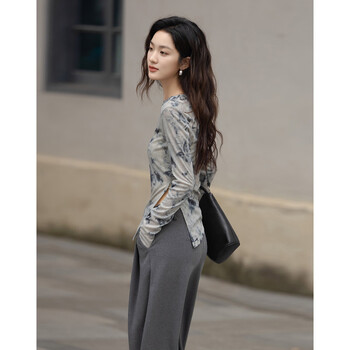 Demana batik technology, spring atmosphere, light and retro fashionable dividing line decoration, covering the flesh, easy to match women's t-shirt