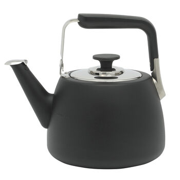 Sur la table ske whistle teapot