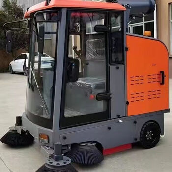 High-pressure cleaning truck, sprinkler truck, driving sweeper, electric sweeper, roller brush, spray and sprinkler integrated property, commercial sanitation cleaning vacuum truck g1900