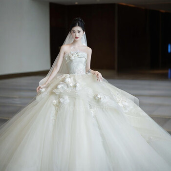 Red makeup and good wedding dress bride 2025 new french tube top simple texture super fairy door veil small ceremony welcome veil off-white floor-length style s