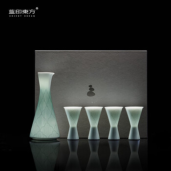 Blue printed oriental wine dispenser, white wine household ceramic underglaze engraving, chinese style white wine glass and wine set, small wine glass, small cup, gift box, national color and fragrance, 1 pot, 4 cups wine set