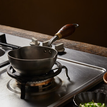 Tiewa commune oil-splashing pot forged iron pot wrought iron pot small pot non-stick pot with wooden handle love oil-splashing pot 14cm