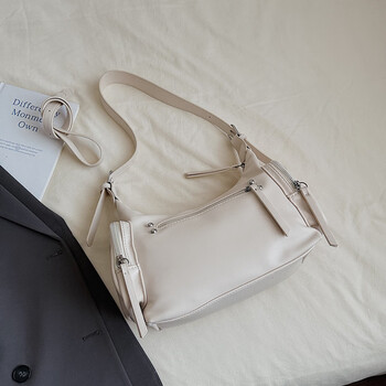 Niche fashion hot girl underarm bag women's 2025 autumn and winter new versatile commuting casual shoulder crossbody bag white