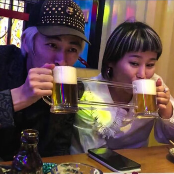 Internet celebrity die together beer mug, one-piece double beer mug, creative and funny, live and die together, plastic wine glass, anti-fall, double beer mug, ordinary style