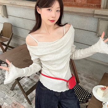 Plain brocade clearance one-shoulder long-sleeved sweater with off-shoulder collar and pure lust style bottoming shirt that can be worn over a slim-fitting t-shirt. fake two-piece off-shoulder spliced long sleeves. oatmeal color m. recommended weight is 95-110 pounds.