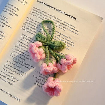 School bag pendant hand-knitted knitted lily of the valley flower girls backpack small pendant 2025 car keychain birthday gift 4-head lily of the valley cherry blossom powder