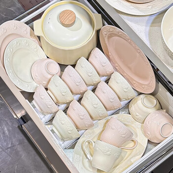 Jingxi tableware complete set for home use 2025 new high-looking underglaze color tableware set cream style dishes and plates housewarming gift embossed strawberry underglaze color for 2 people 8-piece set healthy high temperature porcelain-underglaze color