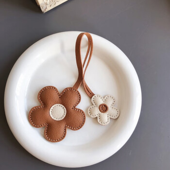 Two-color pink flower genuine leather bag pendant, gift car keychain pendant for girls, exquisite and light luxury, gold, brown, beige and white two-color flower