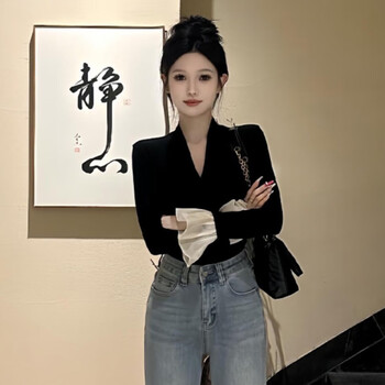 Xuanyan bell-sleeved v-neck black bottoming shirt for women, which can be worn as an inner layer for autumn and winter. new slim-fitting and high-end top. spliced bell-sleeved top black s