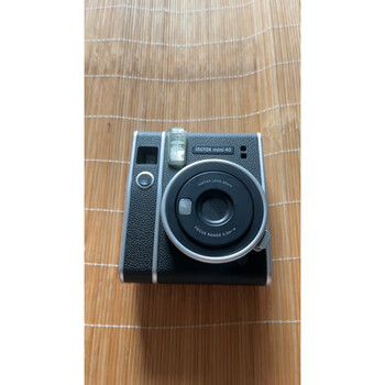 Fujifilmmini40 instant camera has a black body with no flaws in appearance. black