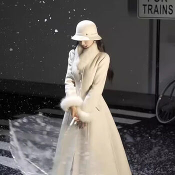 Ac-aichen white spliced coat for women, 2025 autumn and winter new furry sleeves, long hepburn style woolen coat, white quilted style, m recommended 106-125 catties