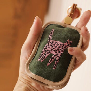 Ye yu's creative design car key bag, mercedes-benz universal storage key cover, bmw car key pull-out protective cover, lucky leopard key cover can be hung, anti-scratch design, double-sided embroidery (randomly cut)