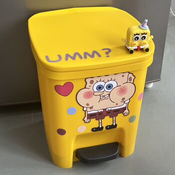 Foot-operated garbage can, big star garbage can cartoon, cute and good-looking, for home living room and bedroom, foot-operated with lid, large yellow garbage can, free spongebob squarepants stickers + ornaments, 12l, height 30*width 24.5*length 24cm
