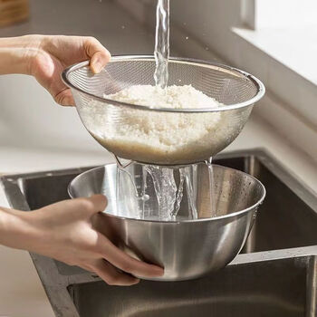 Shuweisi 304 stainless steel drain basket two-piece set for home kitchen leaky basin for washing vegetables, fine hole drain basket for leaking water, rice filtering, thickened 304 non-magnetic material, 28cm basin + 28cm drain basket (large capacity)