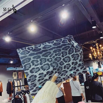 Kangaroo women's handbag 2025 new clutch bag european and american fashion leopard print simple clutch bag women's envelope bag women's bag gray leopard print