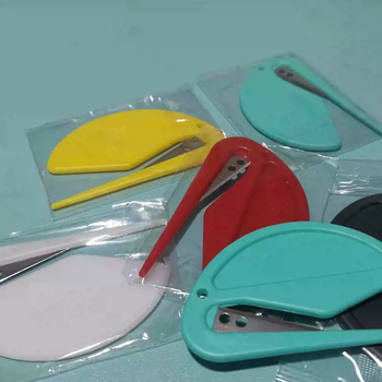 Yusenyi masking film cutter is a small and portable masking film cutter that comes with magnets. one-handed operation. it is easy to use and inexpensive when cutting plastic wrap protective film. five magnets are included.