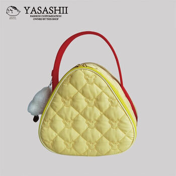 It just so happens that the mini cloud insulation bag is a portable breakfast insulation bag for students and children, a rice ball bag, a portable lunch bag, a large yellow bag with small clouds