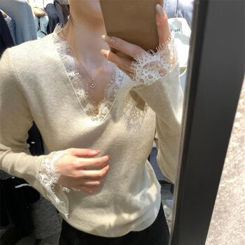 Miao yijia low-neck lace bottoming shirt for women in autumn and winter, which can be worn outside and style, 2025 new long-sleeved t-shirt top, high-end, oatmeal french v-neck trumpet sleeve design, lace inner wear, l recommended under 120 pounds