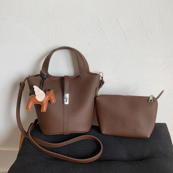 Niche design bag for women 2025 autumn new commuter versatile crossbody bag portable vegetable basket bucket bag brown with pendant
