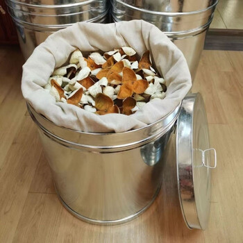 Your secretary will get a thickened tangerine peel bucket with an inner bag. a tangerine peel storage tank with a sealed tangerine peel special iron bucket that is moisture-proof and insect-proof. a large tea bucket. a 10-pound tangerine peel bucket will come with a free tangerine peel cloth bag.