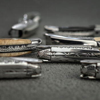 Laguiole en aubrac embossed bee master model - french laguiole en aubrac wine knife, handmade seahorse knife, dark buffalo horn knight duke version (random natural texture). fine bee (quantity 1)