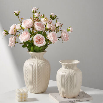 Fantasy vase ornaments, living room table, water-raised flower arrangements, roses, 4 simulated austin roses, purple