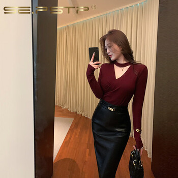 Xia dian suding queen (se.pstp) red new year halter neck v-neck t-shirt for women 2026 autumn and winter slim long-sleeved inner bottoming waist top design burgundy top (double-sided brushed) s