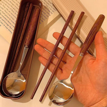 Oyuge caramel-colored chicken wing wood-like cylindrical wooden handle chopsticks and spoons, bring your own tableware set for students when going out, chicken wing wood tableware comes with a box spoon + fork + chopsticks