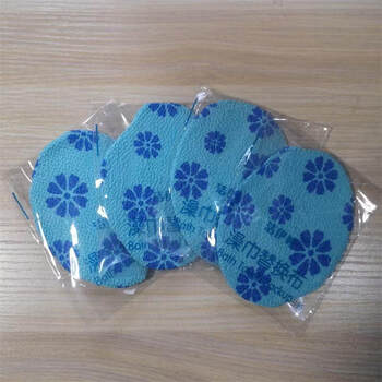 Shantou lincun this model is just a replacement cloth without a handle. the 4-pack of replacement cloths for bath and scrub brushes is just a replacement cloth. the oval replacement bath blue 4-pack has no handle.