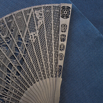 Yusenyi gives foreigners laochangmen specialty gifts sandalwood fan folding fan gift box 7-inch black sandalwood + suzhou liuyuan craft fan