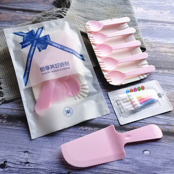 1+ birthday cake dinner plate, knife and fork set, hat candle, five-in-one tableware, disposable paper plate, 100 sets in a box, 5 plates of powder, fork, spoon + knife and candle - 100 sets