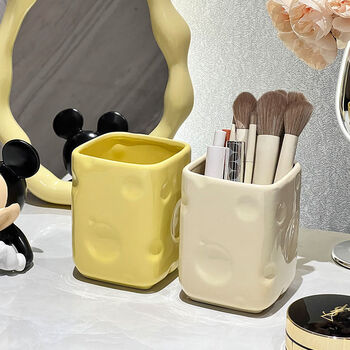 Fantasy brush storage tube comb brush bucket storage rack product storage box pen holder cheese storage bucket single pack + cream