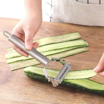 Kahneman's cucumber slicing tool is a multifunctional pickled radish, cut into large slices of potato shreds, and a planer for vegetable slices and fruit peeling.