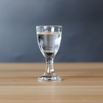 A glass white wine cup, a wonton cup, a household small wine glass, a wine flask, a small wine cup, a no. 6 white wine cup (3 yuan), 6 pieces